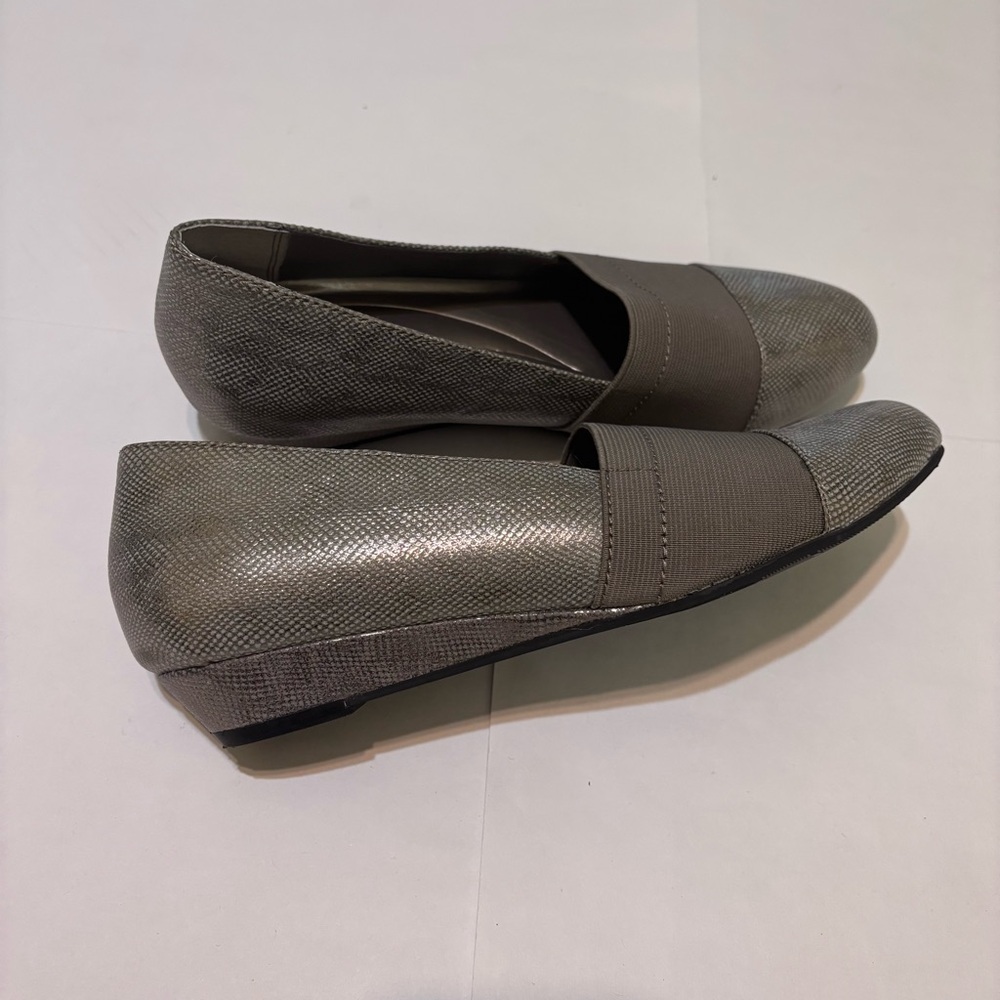 Array Women's Elegant Silver Flats - image 3